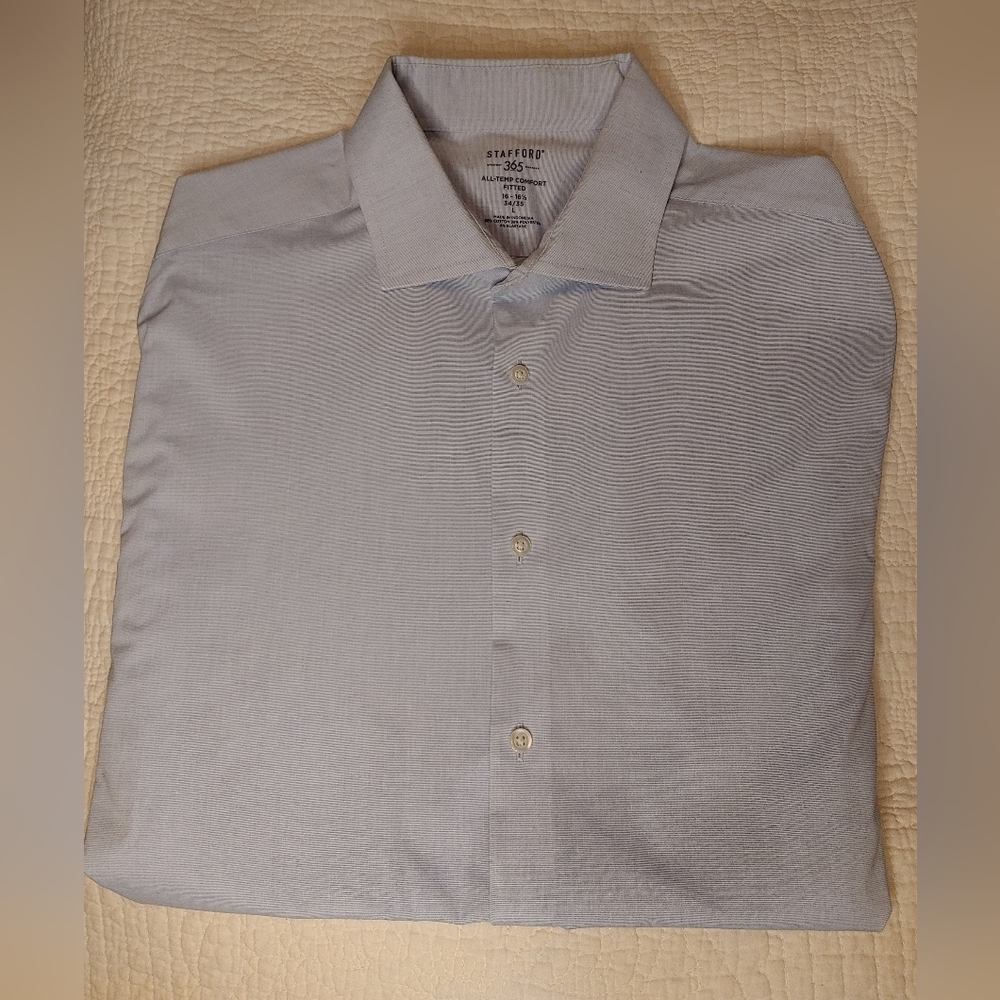 Men's fitted button down dress/casual shirt